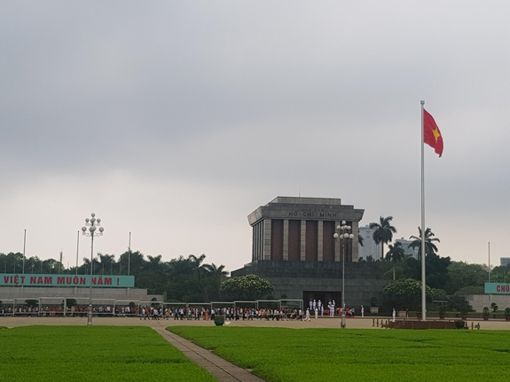 Dịp nghỉ lễ 30-4 và 1-5 năm nay, đông đảo người dân cả nước vào Lăng viếng Chủ tịch Hồ Chí Minh (ảnh chụp sáng 28-4). Ảnh: VĂN THI.